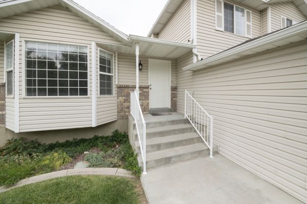 Cost of White Vinyl Siding Replacement in Matthews